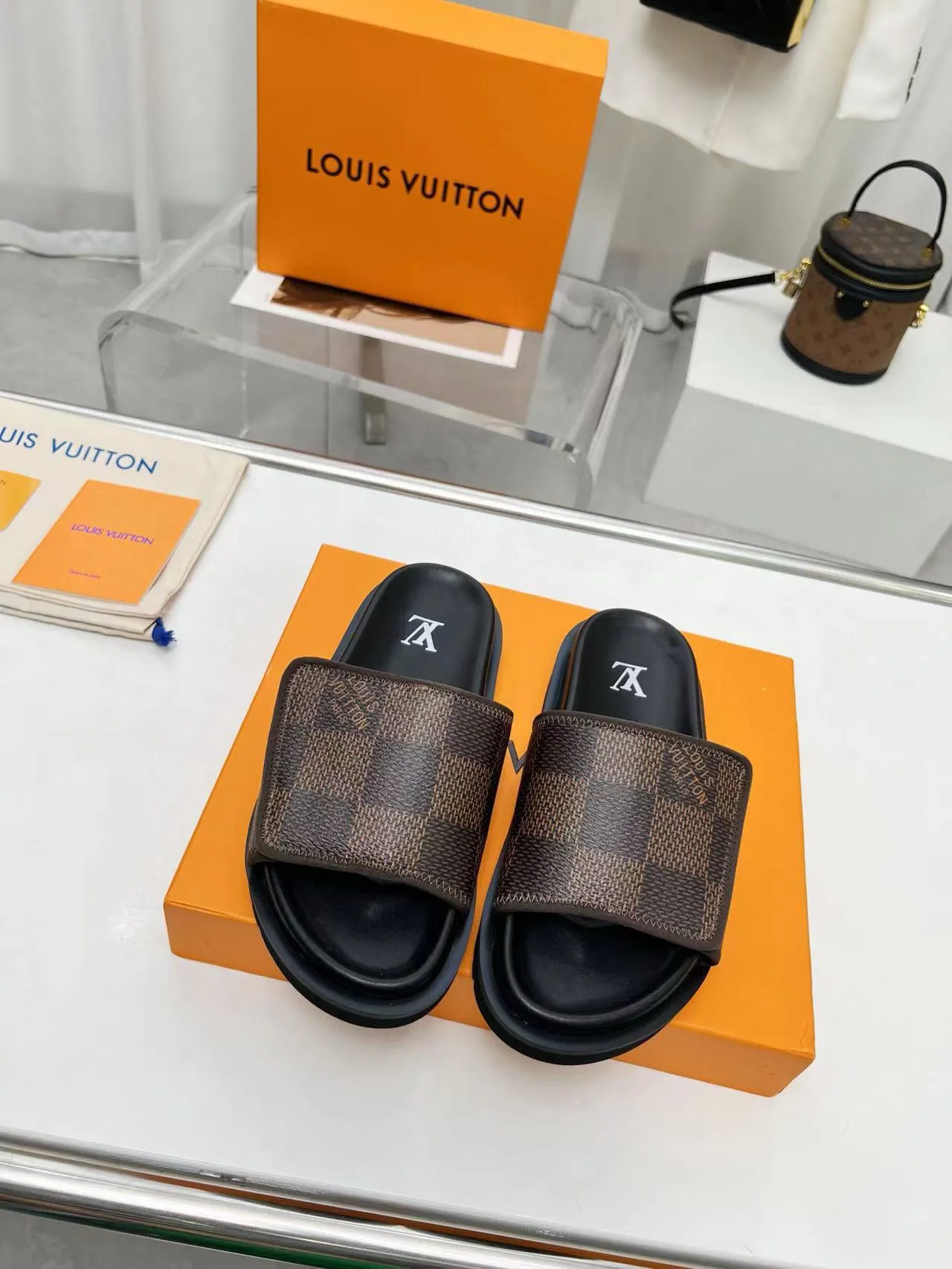 Factory price: 280💰LV luxury trainer slippers, made of first-layer calfskin, light and comfortable. The upper straps feature monogram embossing. Brings a unique color splicing effect. The precise fit of the insole and fine-grained rubber outsole are inspired by lv trainer size: 38-45